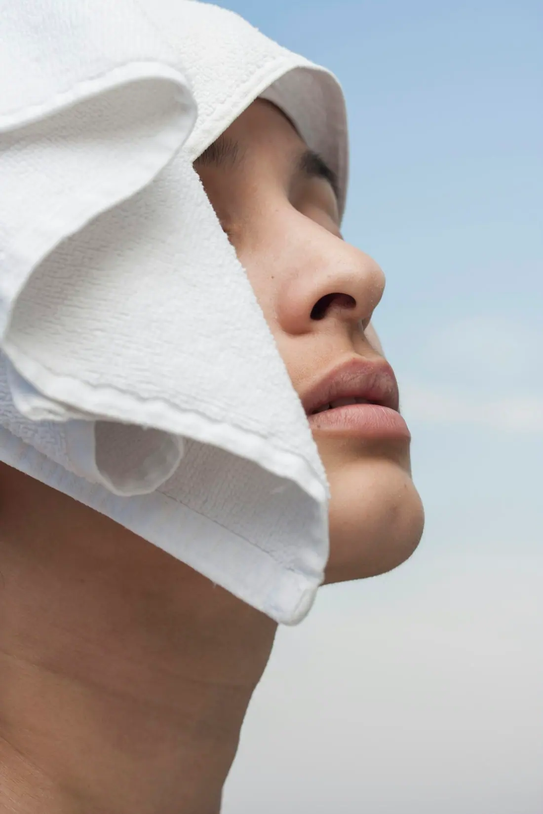 A calm facial treatment in a quiet therapy room